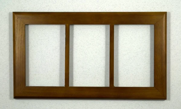 Beyaz arkaplanda üç kat kahverengi ahşap çerçeve