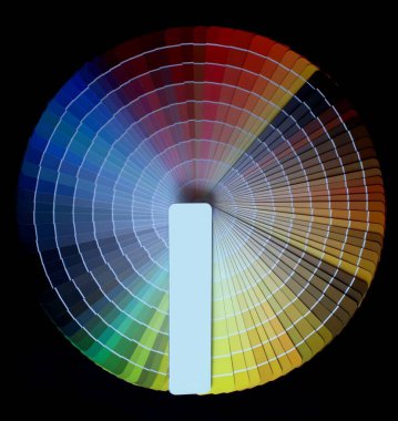 Bir dizi renkli referans kitabı. Pantone hayranı. Gökkuşağının tüm renkleri. Bir sürü ton. Metin için etiket. Siyah arkaplan