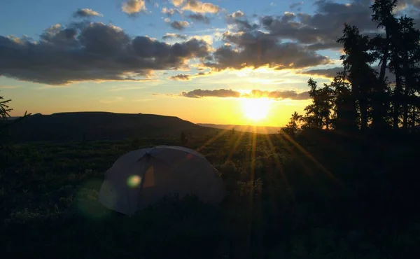 Tente Touristique Dans Les Montagnes Coucher Soleil Coucher Soleil Jaune — Photo