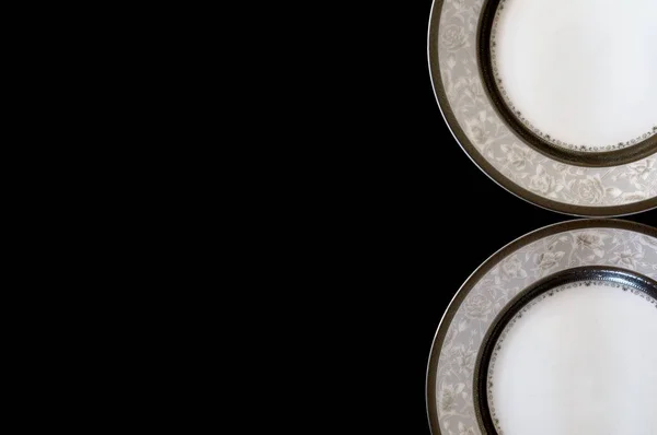 Siyah arka planda iki plakanın parçaları. Üst Manzara. Fotoğrafın sağ tarafında kalıplar var.