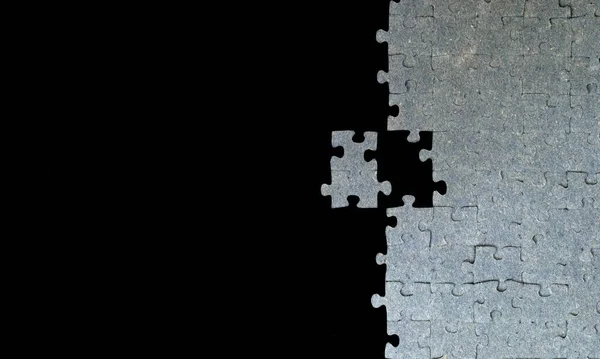 Siyah arka planda bulmacalar. İki element ayrı.