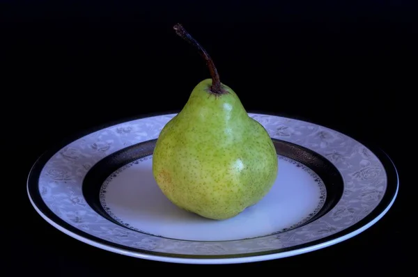 Pear Center White Plate Pattern Black Background — Stock Photo, Image