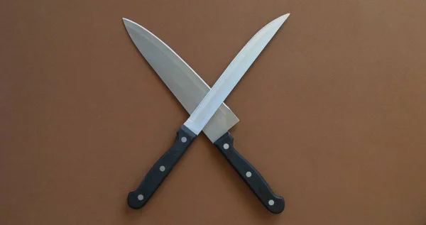 Dwa Noże Kuchenne Leżą Krzyżu — Zdjęcie stockowe