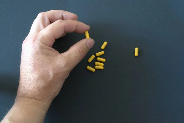 Cápsula Del Medicamento Tableta Mantiene Mano Toma Medicamentos —  Fotos de Stock
