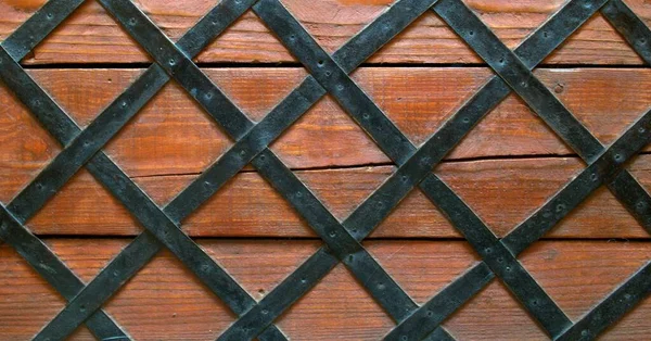 金属黑色编织的旧木箱结构 — 图库照片