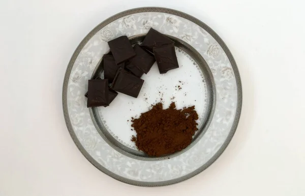 Koyu çikolata ve tabakta kahve. Üst görünüm