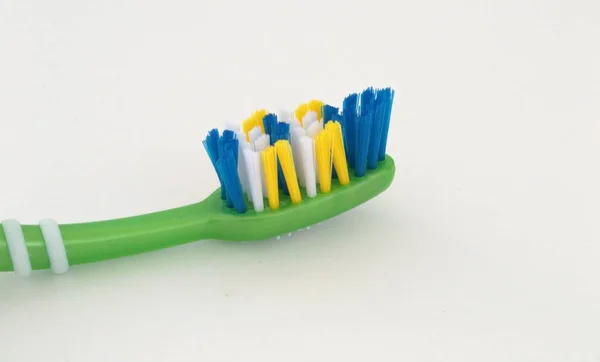 Uma Escova Dentes Verde Com Cerdas Brancas Amarelo Azuis Fundo — Fotografia de Stock