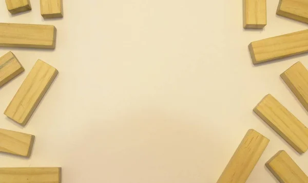 Fotoğrafın kenarlarında tahta parmaklıklar var. Beyaz arkaplan