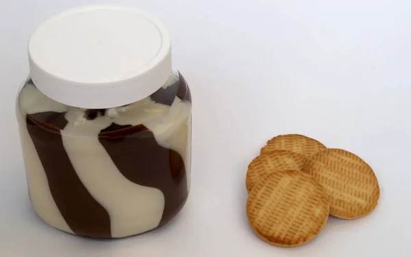 Шоколадная Паста Печенье Белом Фоне Вкусный Сладкий Завтрак — стоковое фото