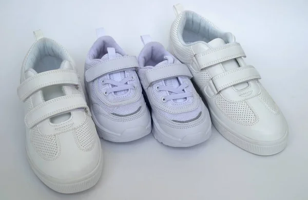 Zapatillas Blancas Para Niños Adultos Sobre Fondo Blanco — Foto de Stock