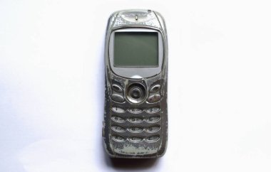 Beyaz arka planda eski püskü, eski püskü, düğmeli bir cep telefonu.