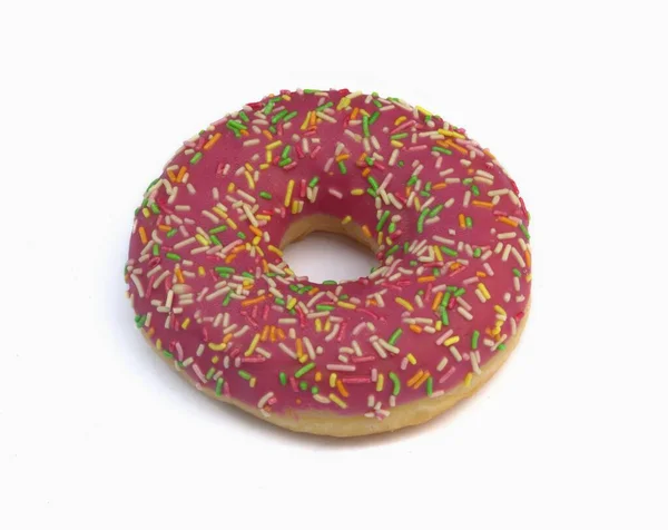 Beyaz arka planda izole edilmiş kırmızı bir donut.