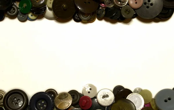 Πολύχρωμα Κουμπιά Για Ρούχα Είναι Διάσπαρτα Στην Κορυφή Και Κάτω — Φωτογραφία Αρχείου