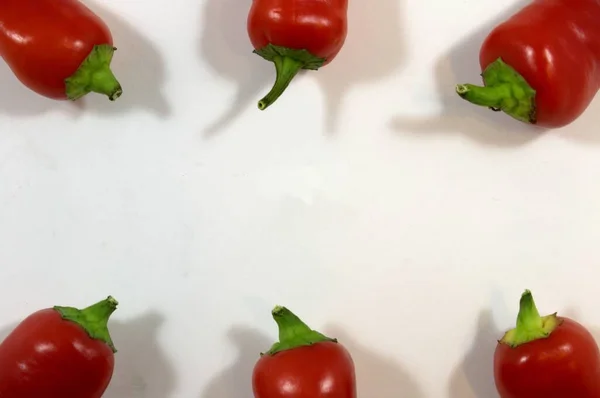 Pimientos Rojos Los Bordes Foto Medio Hay Campo Blanco Para — Foto de Stock