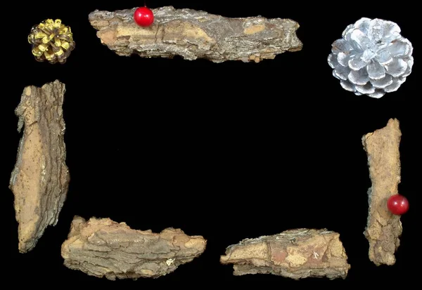 Çam kabuğu ve koniden yapılmış siyah çerçeve. Siyah arkaplan