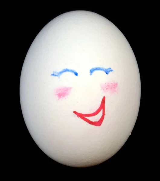 Białe Kurze Jajko Czarnym Tle Jajku Narysowana Jest Twarz Uśmiechnięta — Zdjęcie stockowe