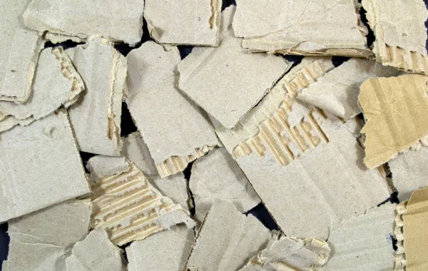 Siyah bir arkaplanda karton parçaları