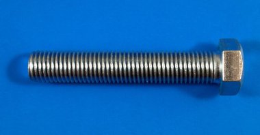 Mavi arka planda büyük metal cıvata