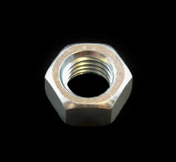 Siyah arka planda büyük metal fındık