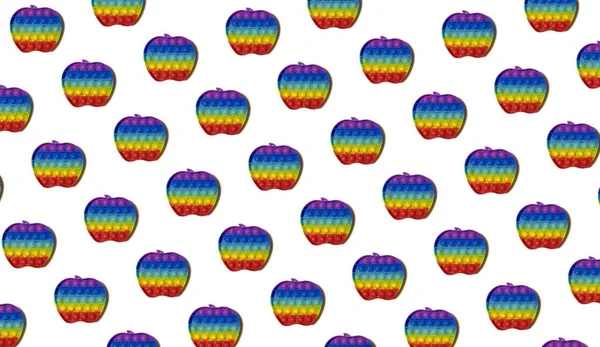 Tasarım ve afişler için arka plan. Beyaz arka planda, gökkuşağı şeklinde plastik bir oyuncak. Desen