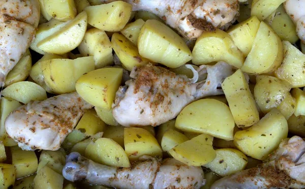 Fırında tavuk budu ve patates. Arkaplan