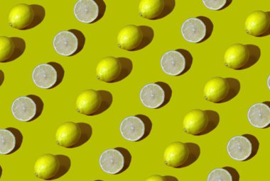 Tasarım ve afiş için arka plan. Sarı arka planda bir limon dilimi. Desen