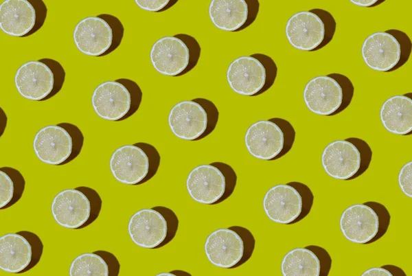 Tasarım ve afiş için arka plan. Sarı arka planda gölgesi olan kesilmiş bir limon. Yarım limon. Desen