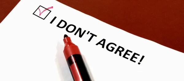 Beyaz bir kağıt üzerinde, yazının karşısındaki boş bir hücrede kontrol işareti var.