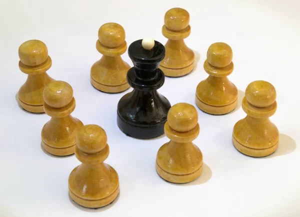 Λευκά Πιόνια Περικύκλωσαν Μαύρη Βασίλισσα Σκακιστικά Κομμάτια Λευκό Φόντο — Φωτογραφία Αρχείου
