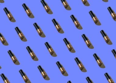 Tasarım ve afiş için arka plan. Mavi arka planda pil var. Desen