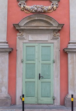 Şehir duvarında bir kapı.