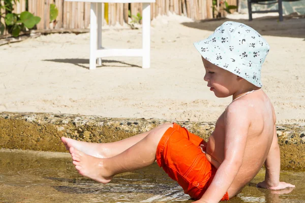Bambino sulla spiaggia, mare, piacere, estate, sole — Foto Stock