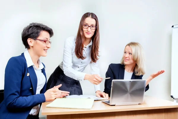 Empresarios que trabajan juntos en la oficina — Foto de Stock