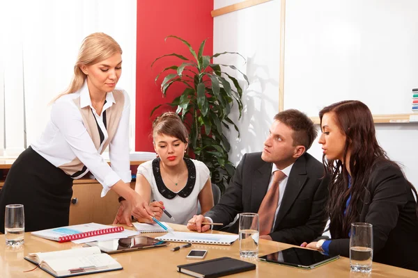 Gente de negocios teniendo junta directiva — Foto de Stock