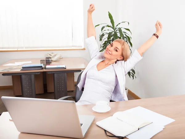 Mulher de negócios sentado e relaxante no escritório — Fotografia de Stock