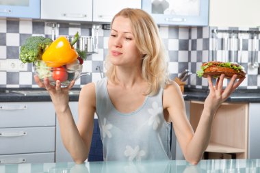 kadın sebze ve sandviç arasında seçim yapma 