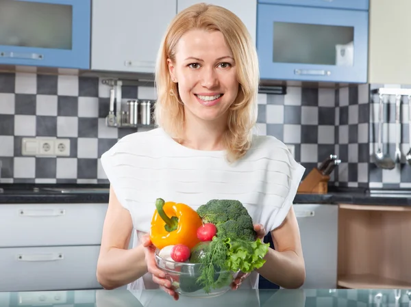 Woman holding  fresh vegetables in hands — Stock Photo, Image