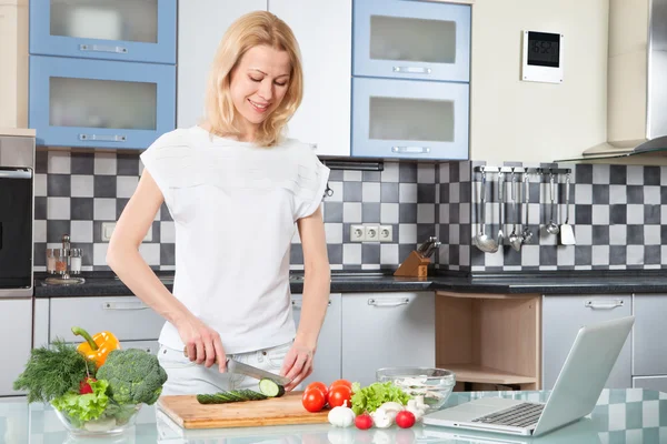 Young Woman Cooking. Healthy Food - Vegetable Salad. — Stock Photo, Image