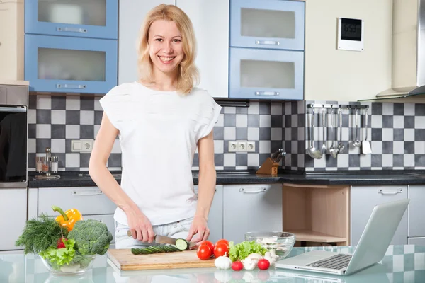 Young Woman Cooking. Healthy Food - Vegetable Salad. — Stock Photo, Image