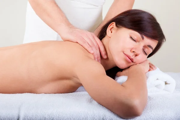 Vrouw krijgen massagebehandeling — Stockfoto