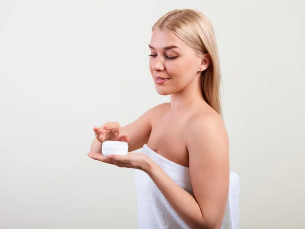 genç güzel kadın havlu izole sarılmış 