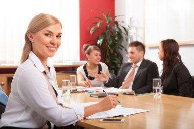 arka planda meslektaşları ile mutlu işkadını