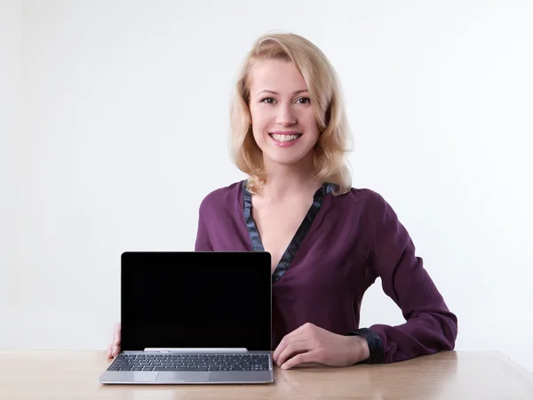 Woman  showing laptop screen  - isolated — Stock Photo, Image