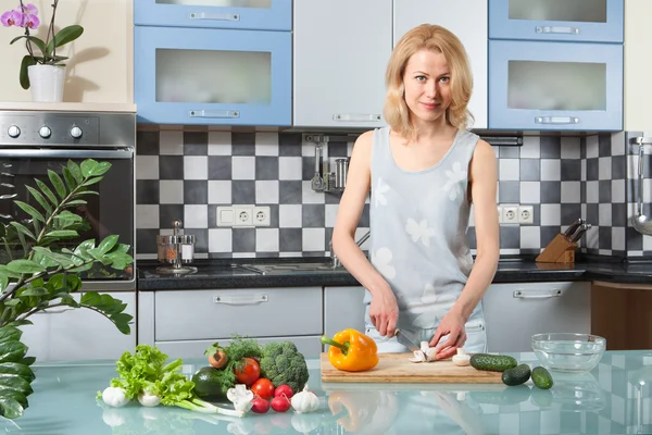 genç bir kadın yemek. sağlıklı gıda - sebze salatası. 