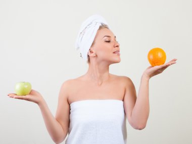 genç güzel kadın havlu izole sarılmış 