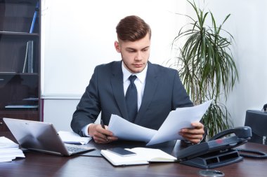 Ofiste çalışan genç bir işadamı.