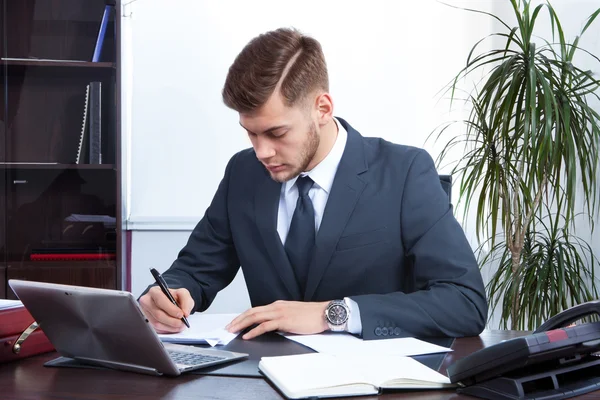 Giovane uomo d'affari che lavora in ufficio — Foto Stock