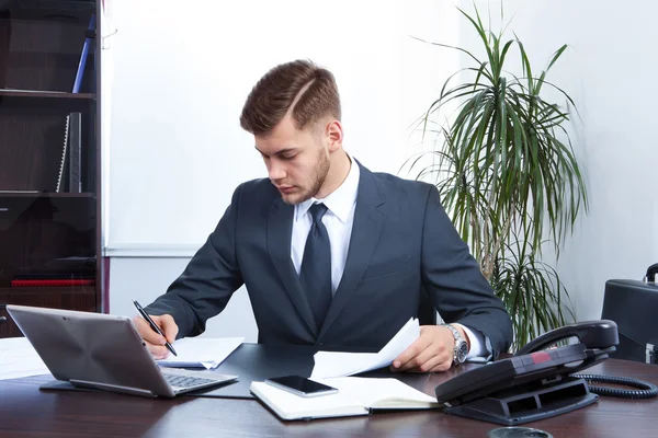 Young businessman working in the Office — Stock Photo, Image