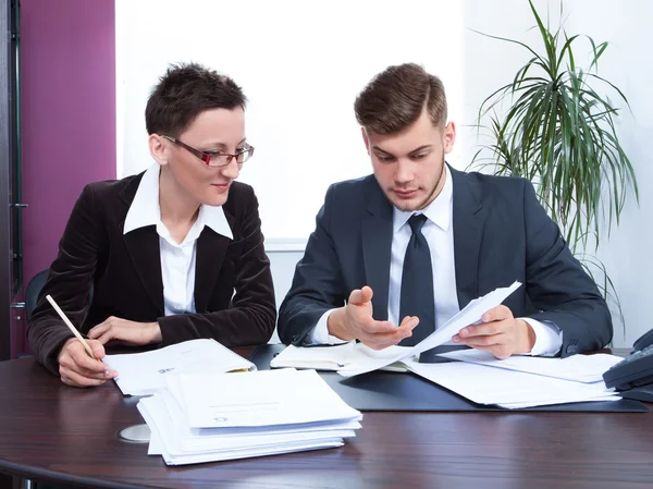 Företag som arbetar tillsammans i office på skrivbordet — Stockfoto