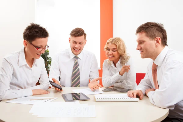 Imprenditori che lavorano insieme al tavolo riunioni in ufficio — Foto Stock